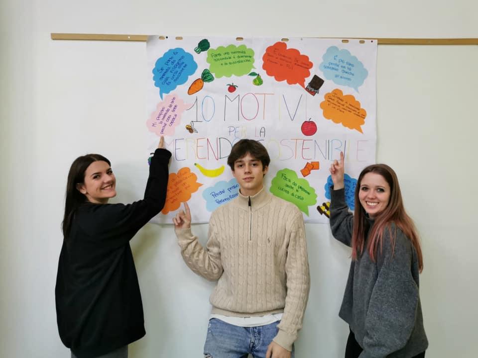 Shows the spontaneous initiative organised in one of our training centres. There you see 3 students showing a poster on the 10 reasons for choosing sustainable home-made snacks